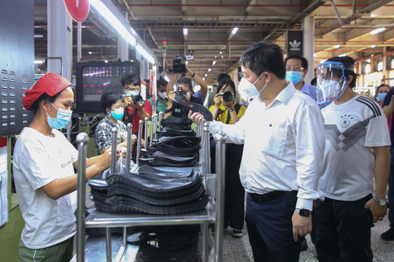 Chặn dịch lây lan trong công nhân Công ty PouYuen