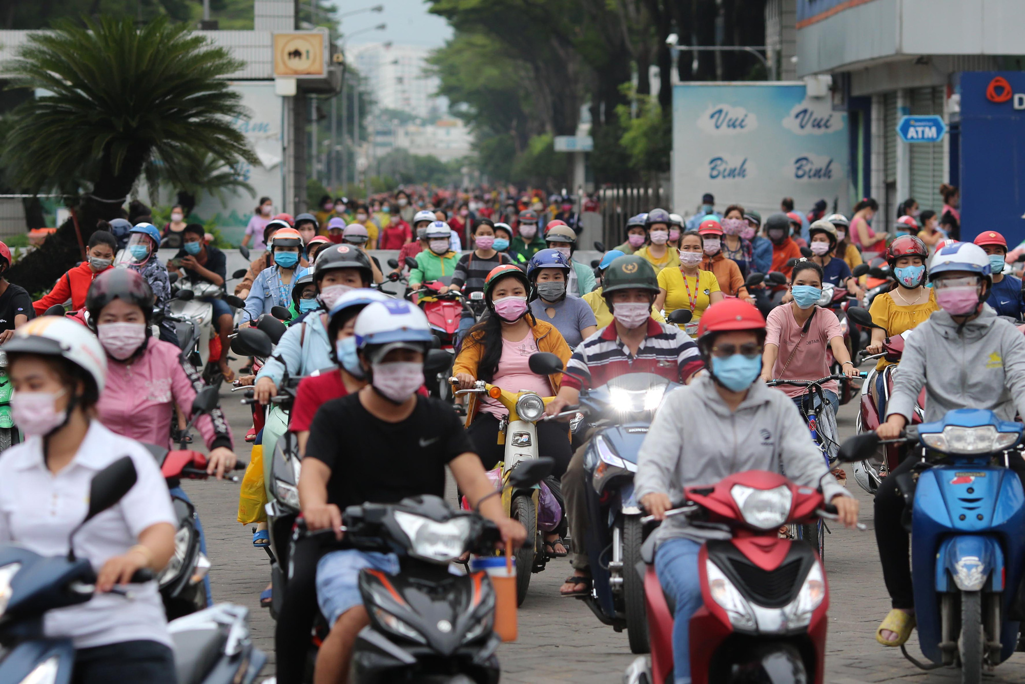 Phóng sự ảnh: Công ty PouYuen tan ca đông nghẹt - Ảnh 1.