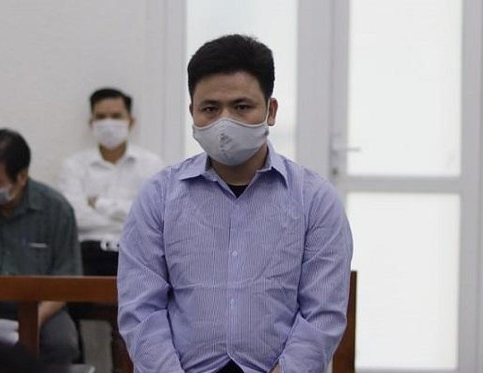 G&atilde; đ&agrave;n &ocirc;ng r&uacute;t dao tự đ&acirc;m v&agrave;o bụng m&igrave;nh rồi đ&acirc;m tử vong người t&igrave;nh - Ảnh 1.