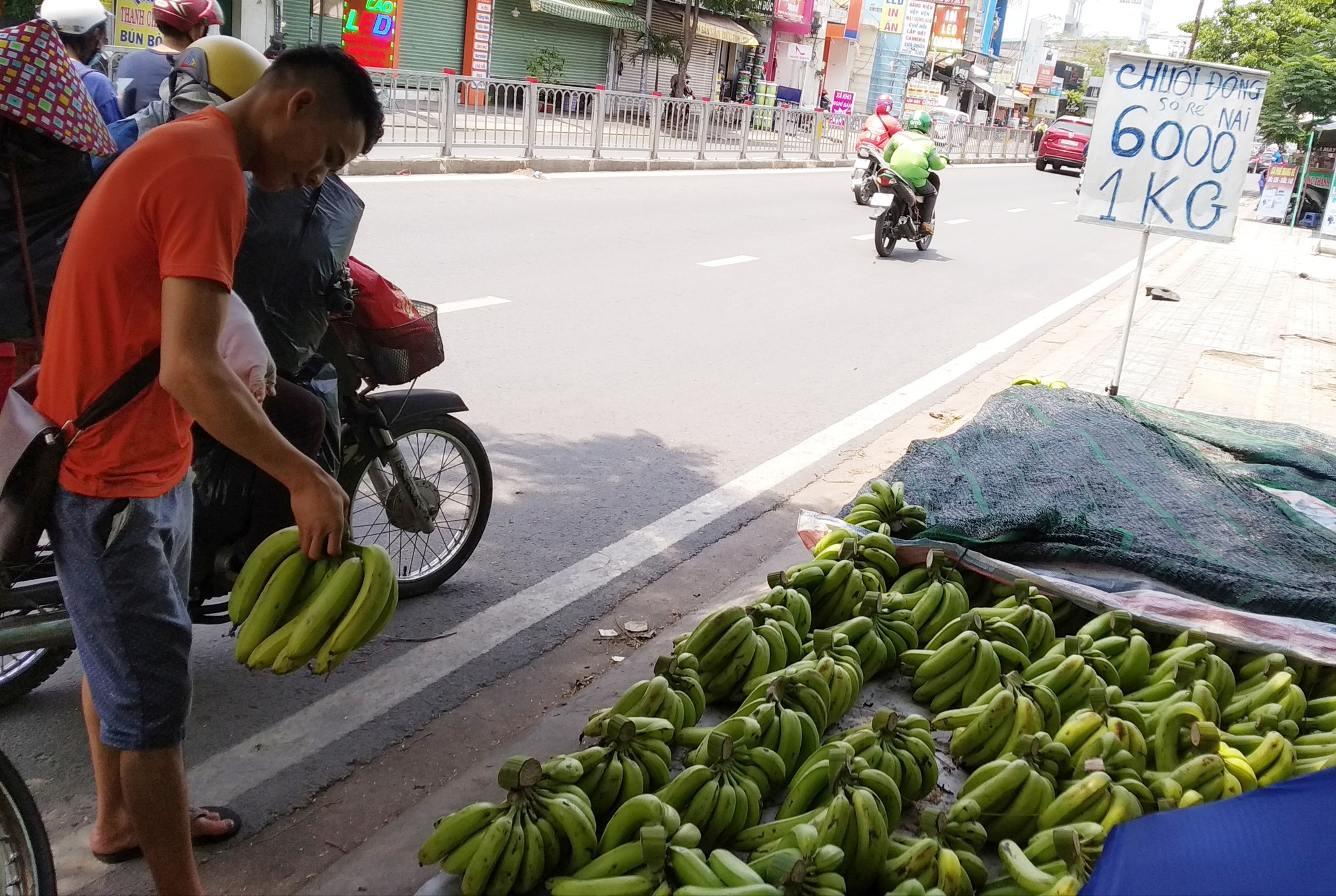 Gi&aacute; chuối rớt thảm khi Trung Quốc thừa cung - Ảnh 2.