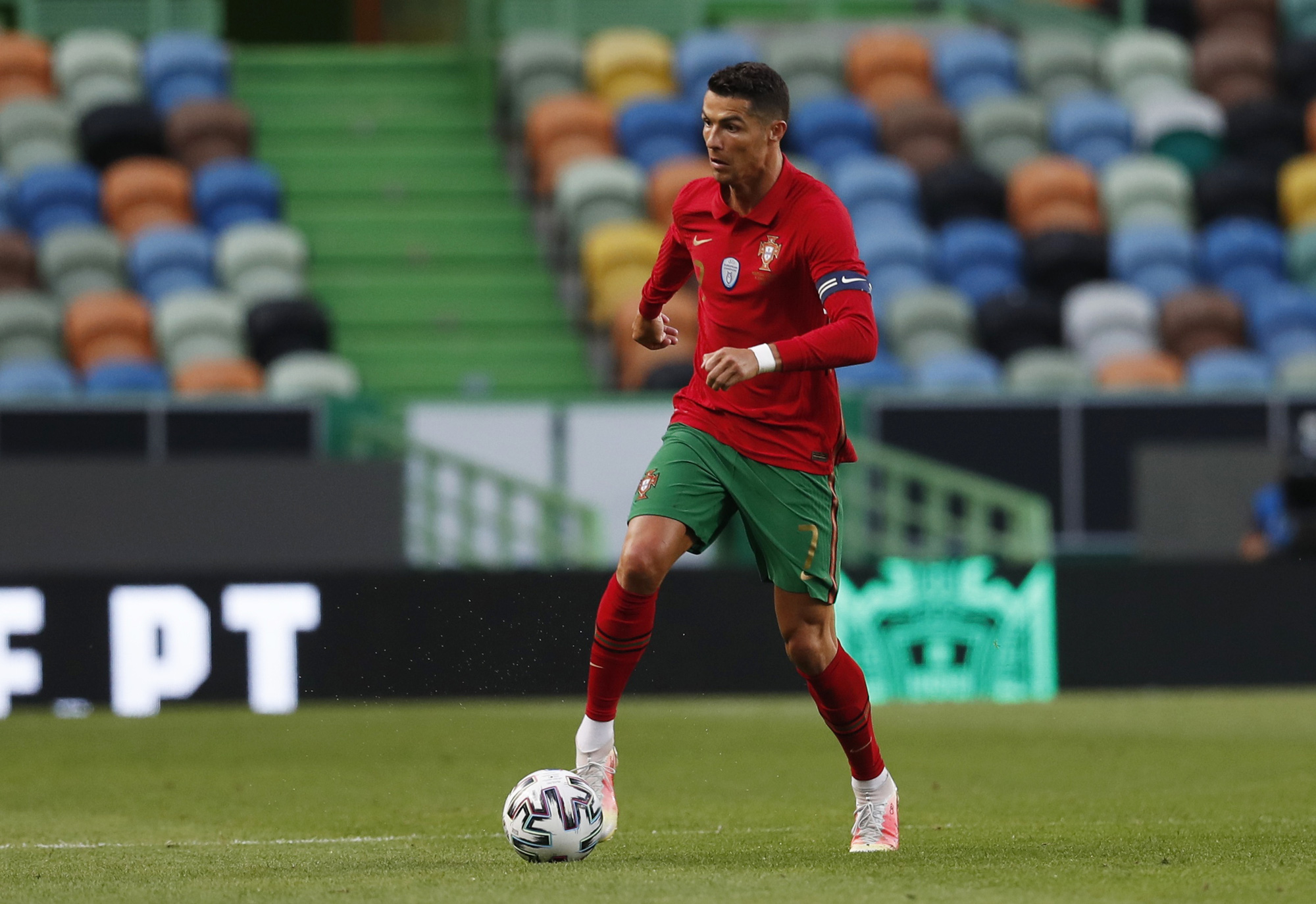 Cristiano Ronaldo trở về kho&aacute;c &aacute;o Man United - Ảnh 1.