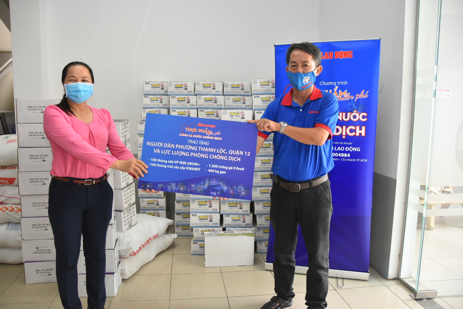 Báo Người Lao Động tiếp sức quận 12 chống dịch
