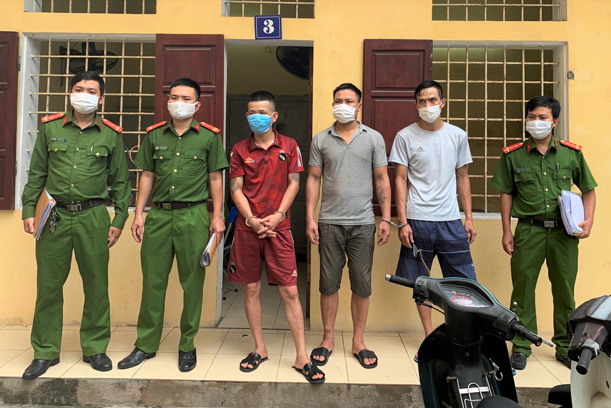 Ổ nhóm dùng ôtô bán tải đi trộm cắp tài sản hàng tỉ đồng tại các công sở, nhà dân