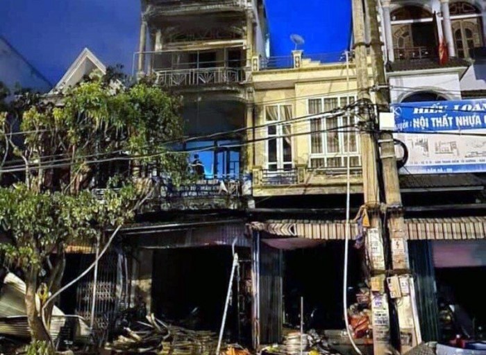 Kẹt trong đám cháy nhà 4 tầng, chủ cửa hàng tạp hóa tử nạn