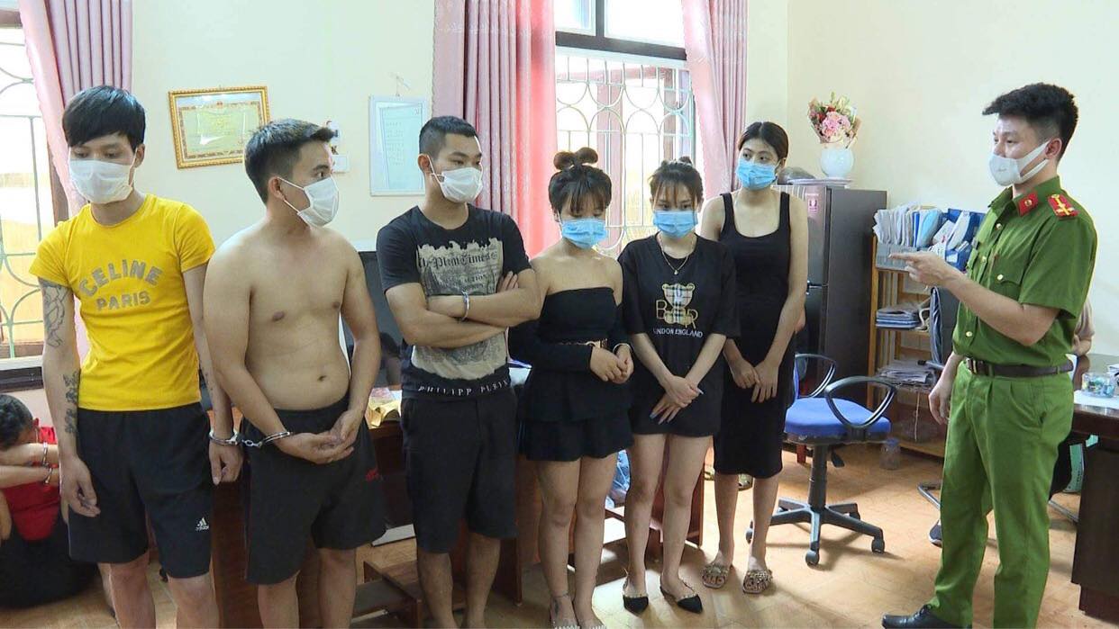 Hơn 40 thanh ni&ecirc;n nam, nữ bay lắc ở nhiều ph&ograve;ng VIP qu&aacute;n karaoke - Ảnh 1.