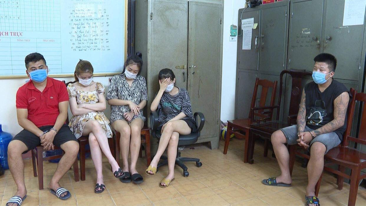 Hơn 40 thanh ni&ecirc;n nam, nữ bay lắc ở nhiều ph&ograve;ng VIP qu&aacute;n karaoke - Ảnh 2.