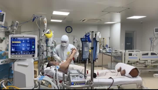 TP HCM: Bệnh nhân 65 tuổi mắc Covid-19 nặng phục hồi ngoạn mục, cai ECMO - Ảnh 1.