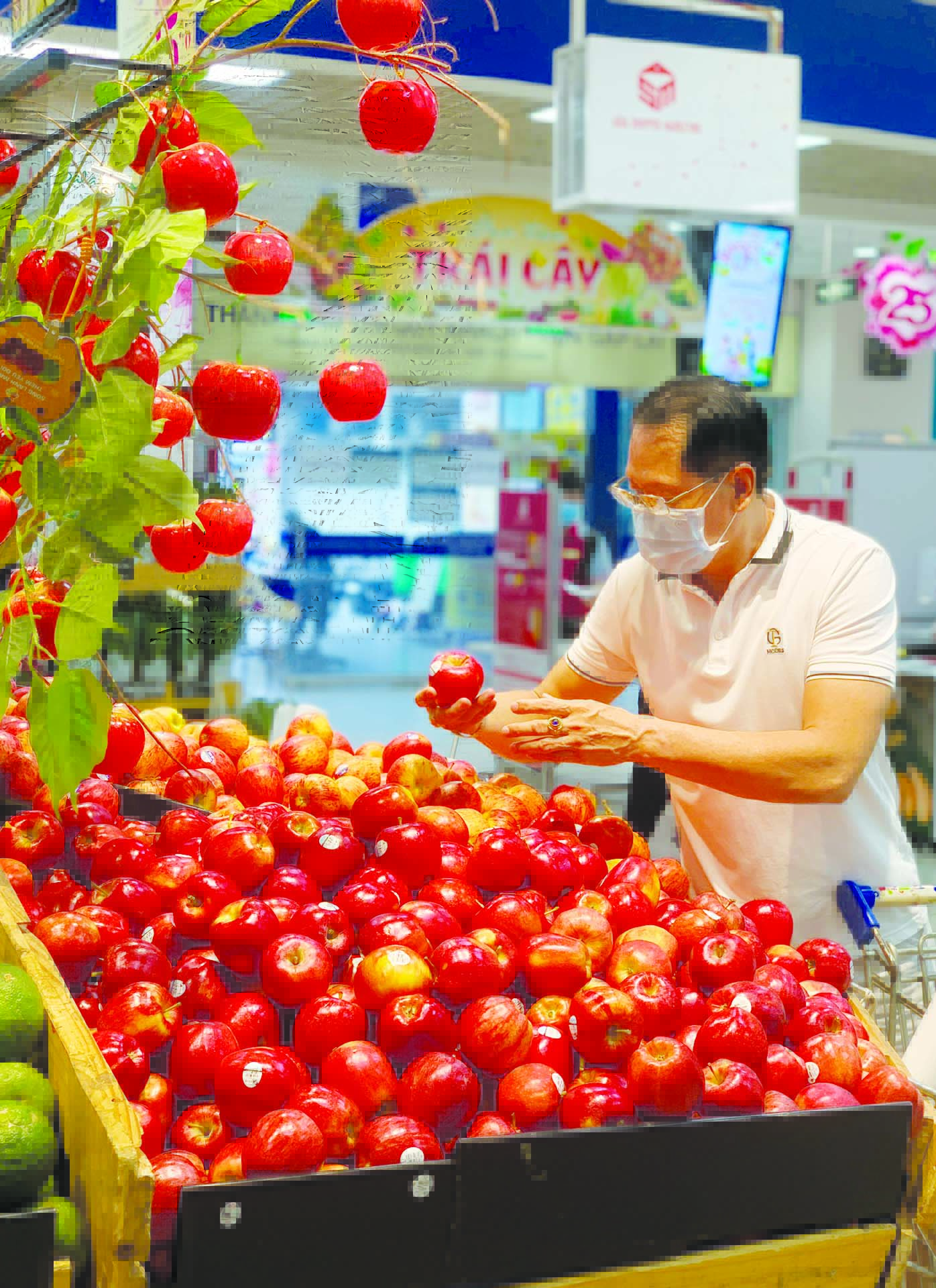 Siêu thị giảm giá hàng phòng chống dịch - Ảnh 2.