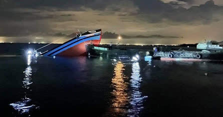 Tàu cá chìm sau va chạm với sà lan trên cửa biển