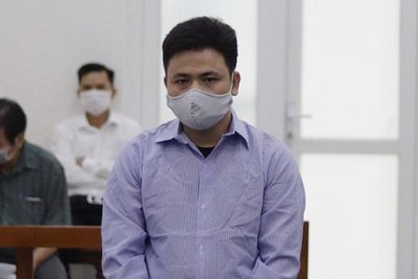 Gã đàn ông rút dao tự đâm vào bụng mình rồi đâm tử vong người tình