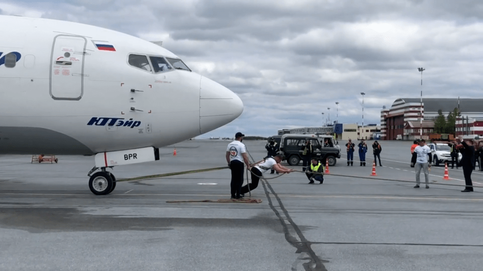 "Gấu Siberia" kéo máy bay Boeing nặng 40 tấn, phá kỷ lục tại Nga
