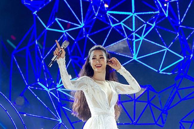 Ca sĩ Thanh Lam, Đông Nhi cùng dàn hoa hậu, nghệ sĩ hoà giọng trong MV "Sức mạnh Việt Nam"