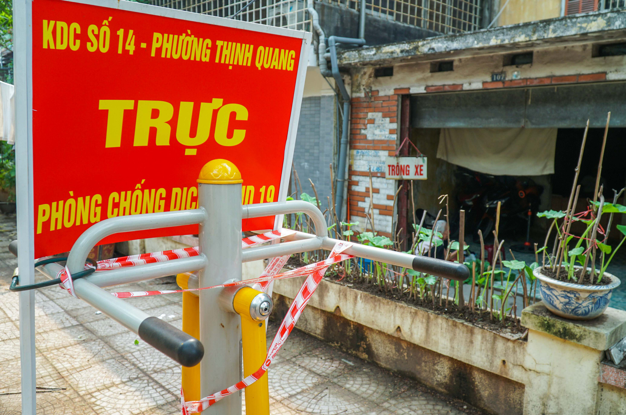 Cận cảnh phong toả hàng loạt máy tập thể dục tại khu tập thể, công viên - Ảnh 4.
