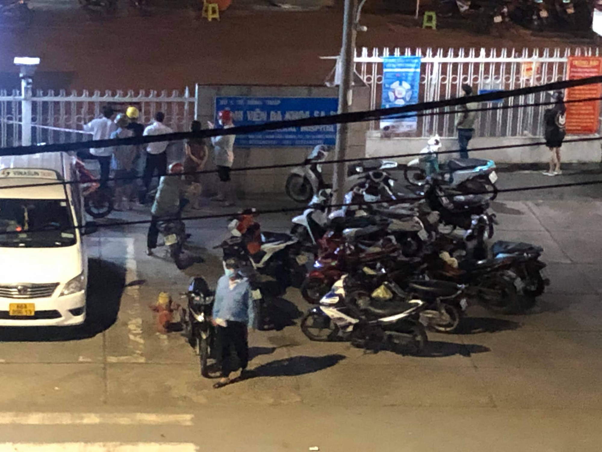 Truy s&aacute;t tại bệnh viện khiến 1 người chết, 2 bị thương - Ảnh 2.