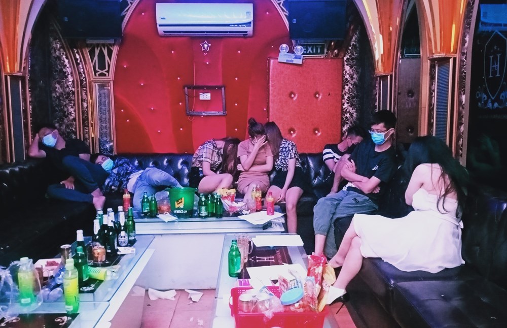 31 "dân chơi" tụ tập tới quán karaoke New 5 sao "bay, lắc" giữa mùa dịch