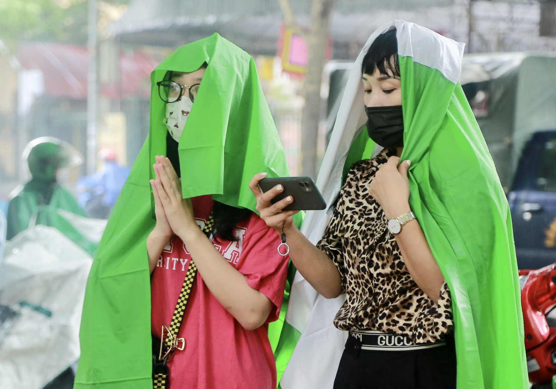 CLIP: Các sĩ tử đội mưa vái vọng ở Văn Miếu trước kỳ thi vào lớp 10