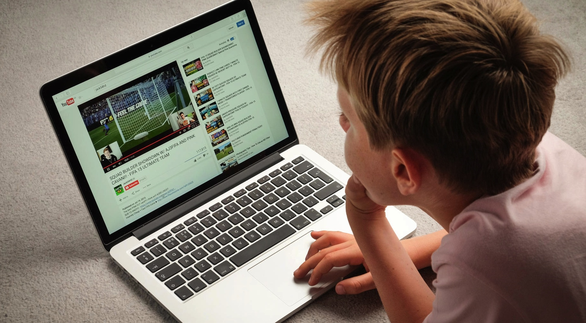 Con l&ecirc;n YouTube khi ở nh&agrave; tr&aacute;nh dịch, gi&aacute;m s&aacute;t sao để con an to&agrave;n? - Ảnh 1.