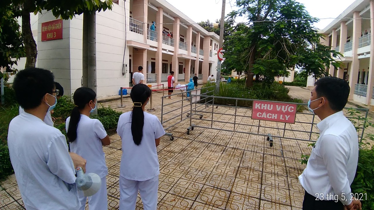 TP HCM: 57 ca Covid-19 đưa v&agrave;o bệnh viện từ c&aacute;c khu c&aacute;ch ly, 11 ca rất nặng - Ảnh 1.