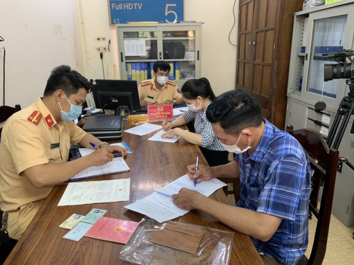 Xử phạt đ&ocirc;i nam nữ trong clip ngồi chung ghế l&aacute;i &ocirc; t&ocirc; lao vun v&uacute;t tr&ecirc;n đường - Ảnh 2.