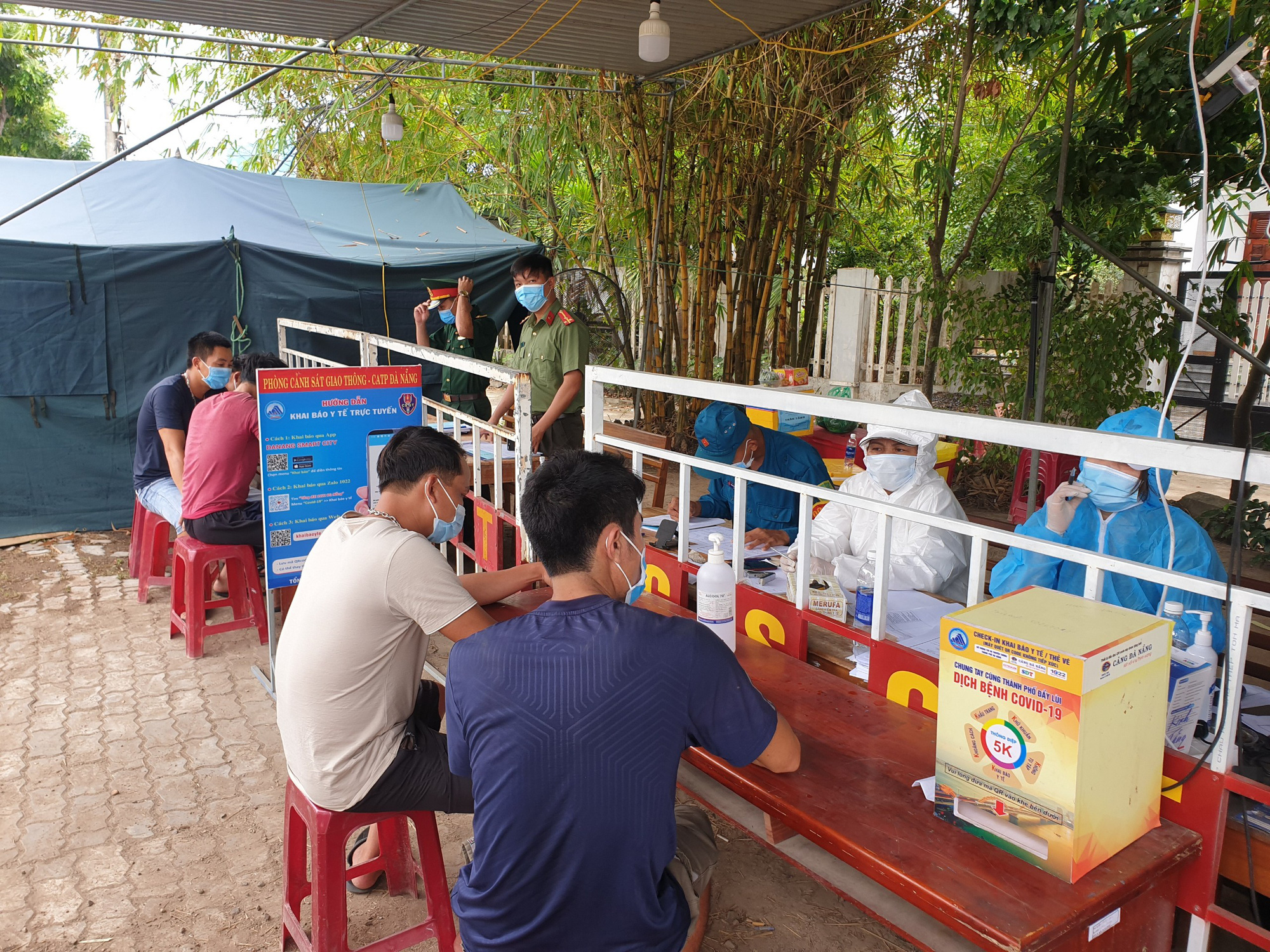 Đà Nẵng: 5 người trốn trong xe đầu kéo container để tránh kiểm tra y tế