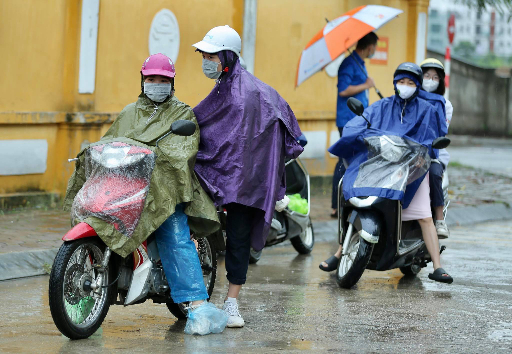 Phụ huynh đội mưa, đưa hơn 93.000 th&iacute; sinh dự kỳ thi &ldquo;n&oacute;ng như lửa&rdquo; - Ảnh 4.