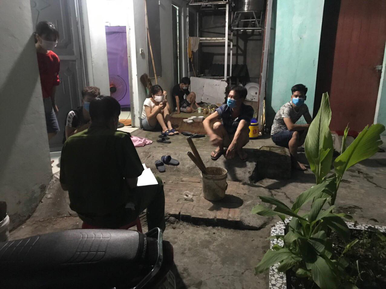 Chủ nhà trọ cùng 6 người tụ tập xem bóng đá lúc giãn cách xã hội bị phạt 105 triệu đồng