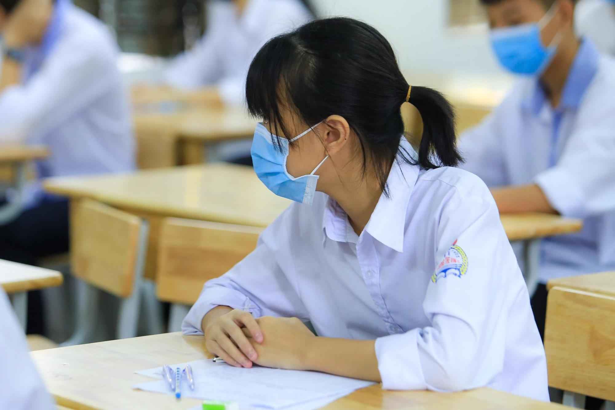 Phụ huynh đội mưa, đưa hơn 93.000 th&iacute; sinh dự kỳ thi &ldquo;n&oacute;ng như lửa&rdquo; - Ảnh 15.