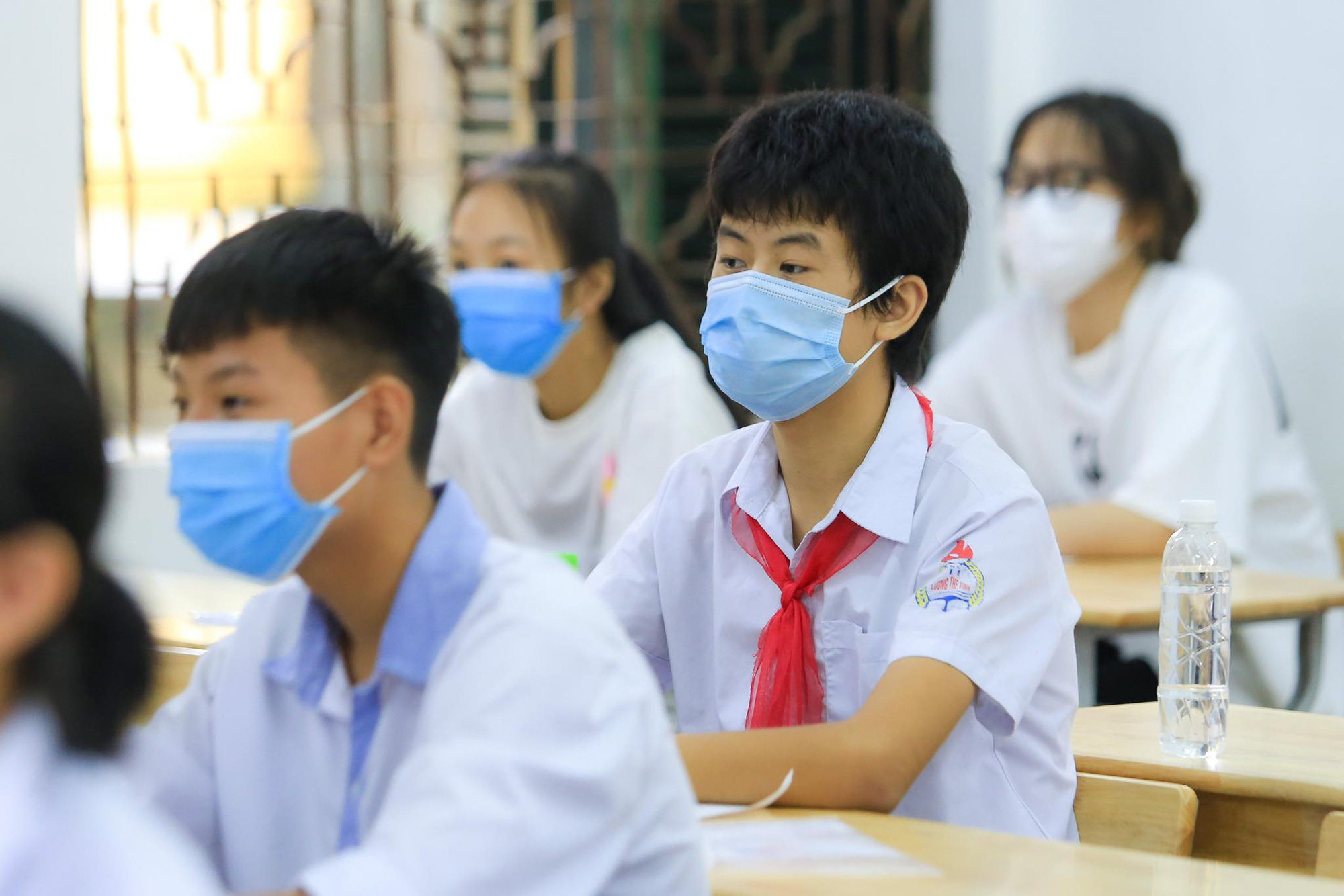 Phụ huynh đội mưa đưa hơn 93.000 thí sinh dự kỳ thi “nóng như lửa”