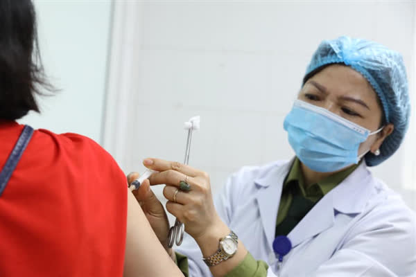 Việt Nam c&oacute; thể sản xuất vắc-xin Covid-19 một liều ti&ecirc;m v&agrave;o cuối năm 2021 - Ảnh 1.