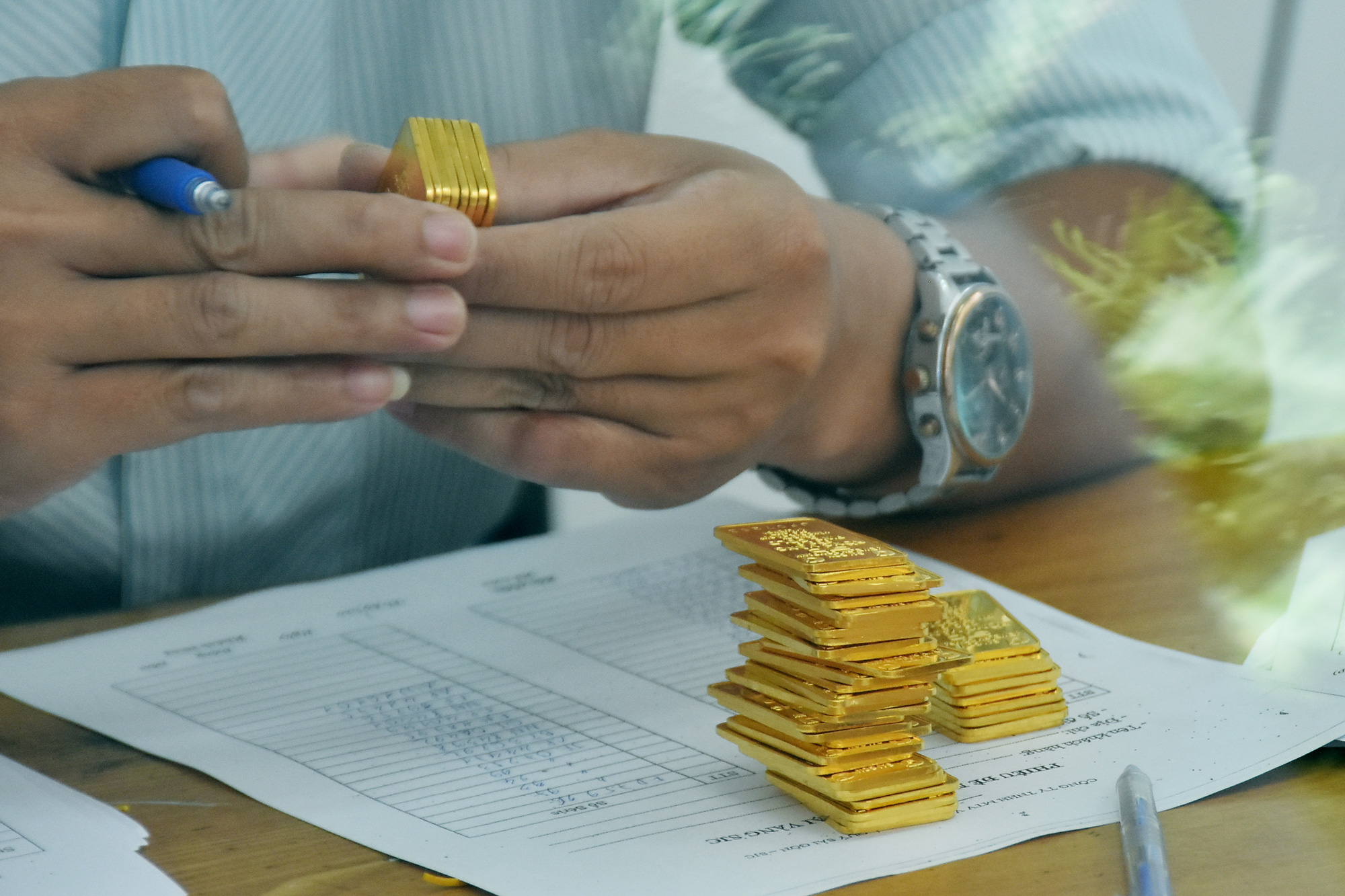 Giá vàng hôm nay 12-6: Giảm mạnh, USD đột ngột tăng giá