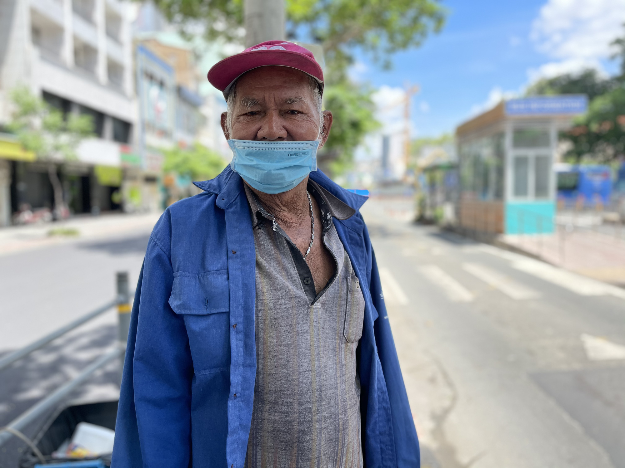 92 tuổi, cụ ông vẫn chạy xe ôm mỗi ngày để ngắm TP HCM