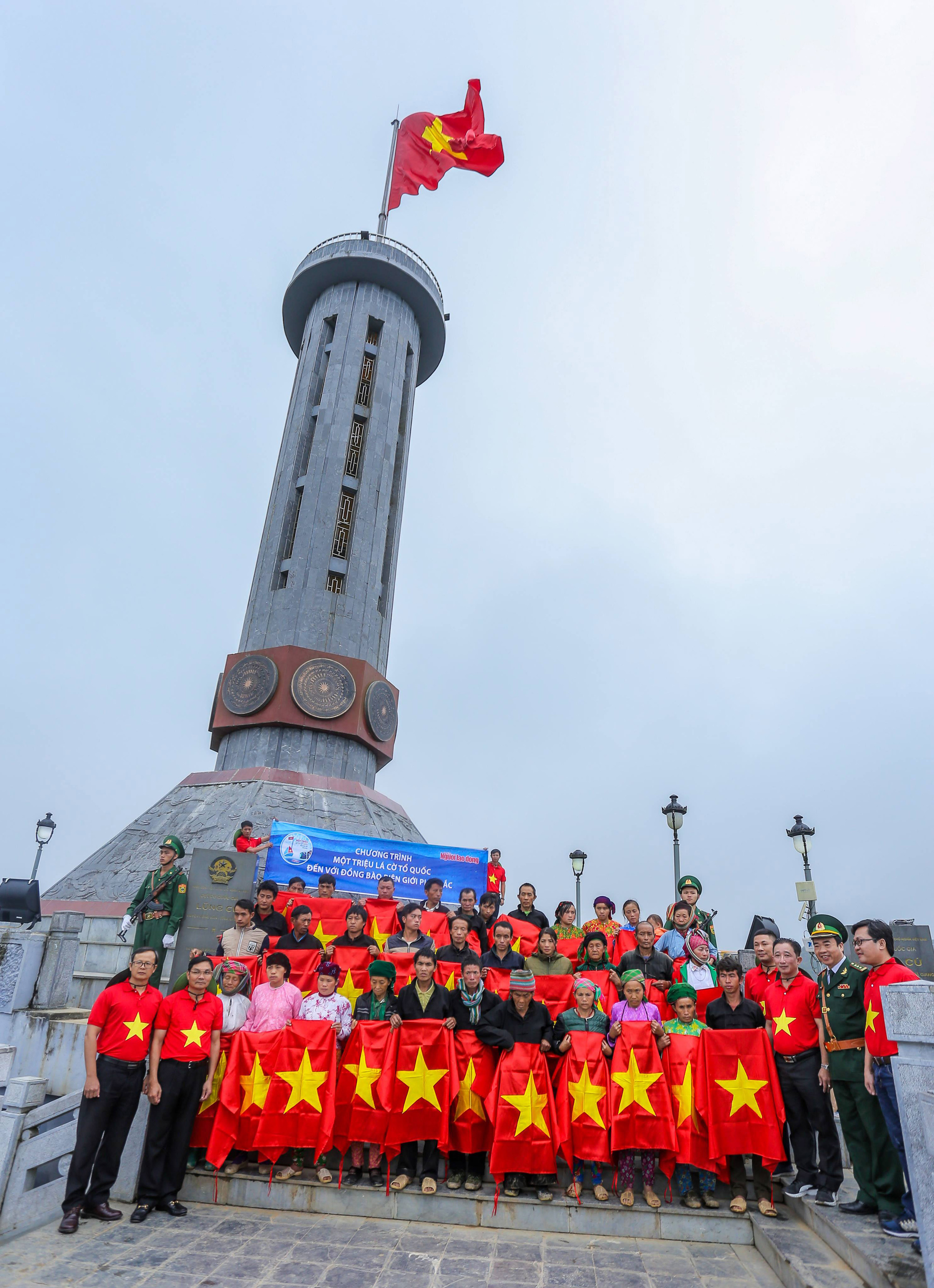 S&aacute;t c&aacute;nh c&ugrave;ng đồng b&agrave;o tr&ecirc;n từng tấc đất qu&ecirc; hương - Ảnh 4.