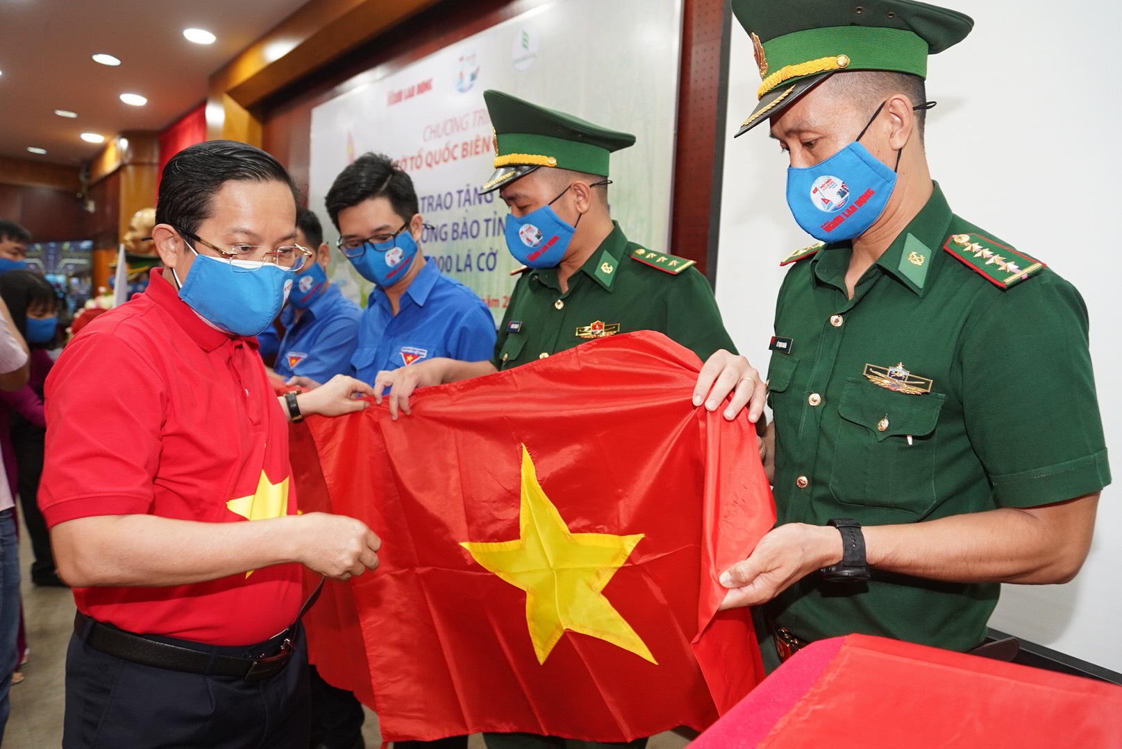 Tặng 10.000 lá cờ Tổ quốc cùng nhu yếu phẩm trị giá 450 triệu đồng cho quân dân biên giới Tây Ninh