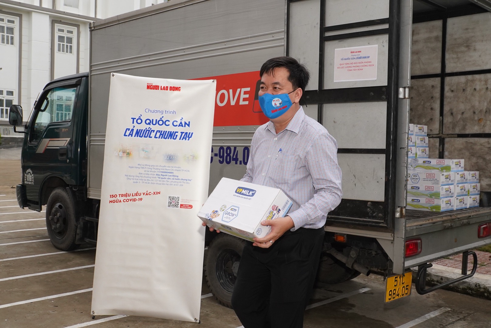 Tặng 10.000 lá cờ Tổ quốc cùng nhu yếu phẩm trị giá 450 triệu đồng cho quân dân biên giới Tây Ninh - Ảnh 10.