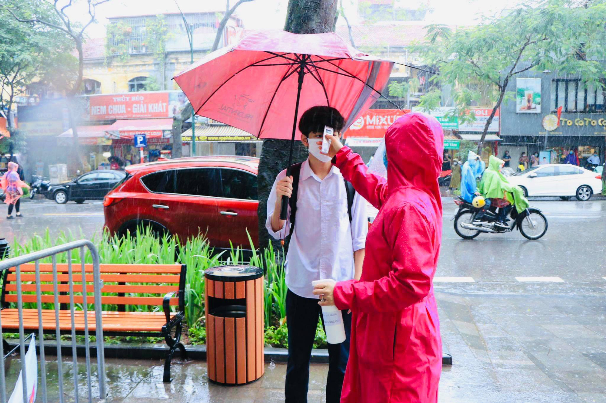 Th&iacute; sinh ướt &aacute;o v&igrave; mưa lớn, gi&aacute;o vi&ecirc;n nhắn bố mẹ mang quần &aacute;o đến điểm thi - Ảnh 6.