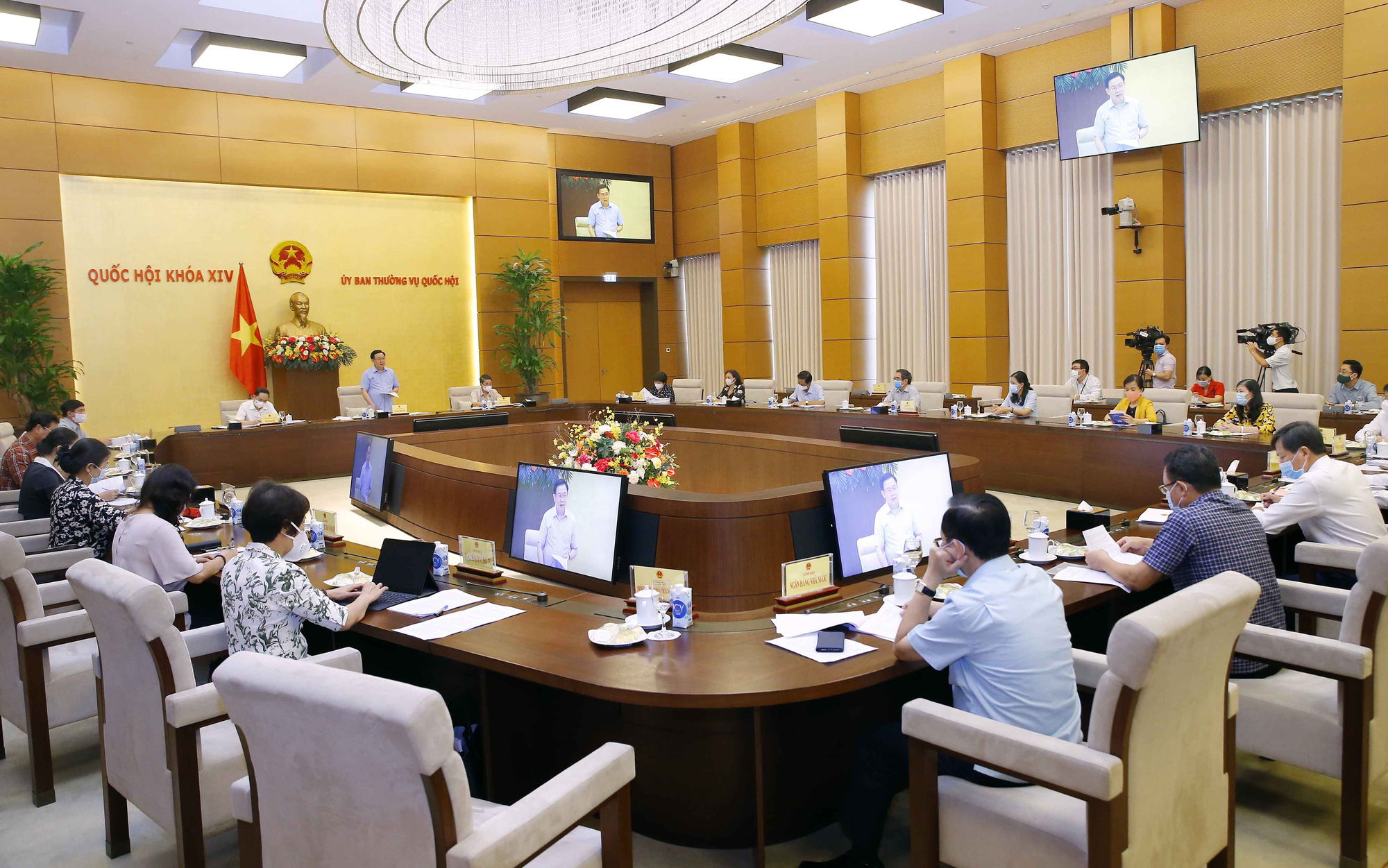 Cần đẩy nhanh chiến lược vắc-xin và tổng kết gói hỗ trợ thiệt hại do Covid-19 - Ảnh 1.