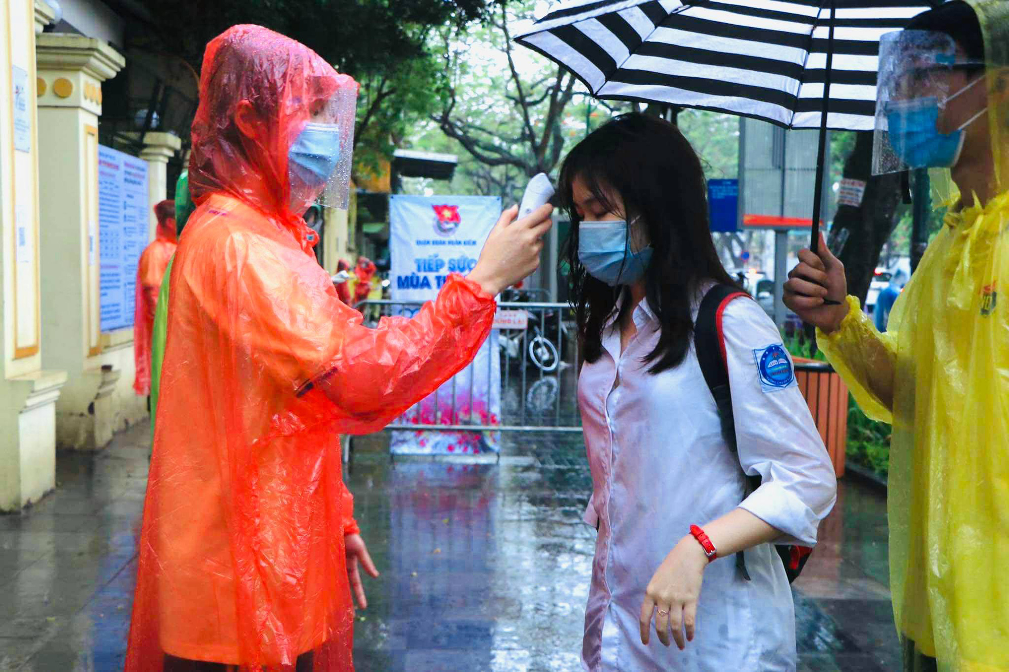 Th&iacute; sinh ướt &aacute;o v&igrave; mưa lớn, gi&aacute;o vi&ecirc;n nhắn bố mẹ mang quần &aacute;o đến điểm thi - Ảnh 3.