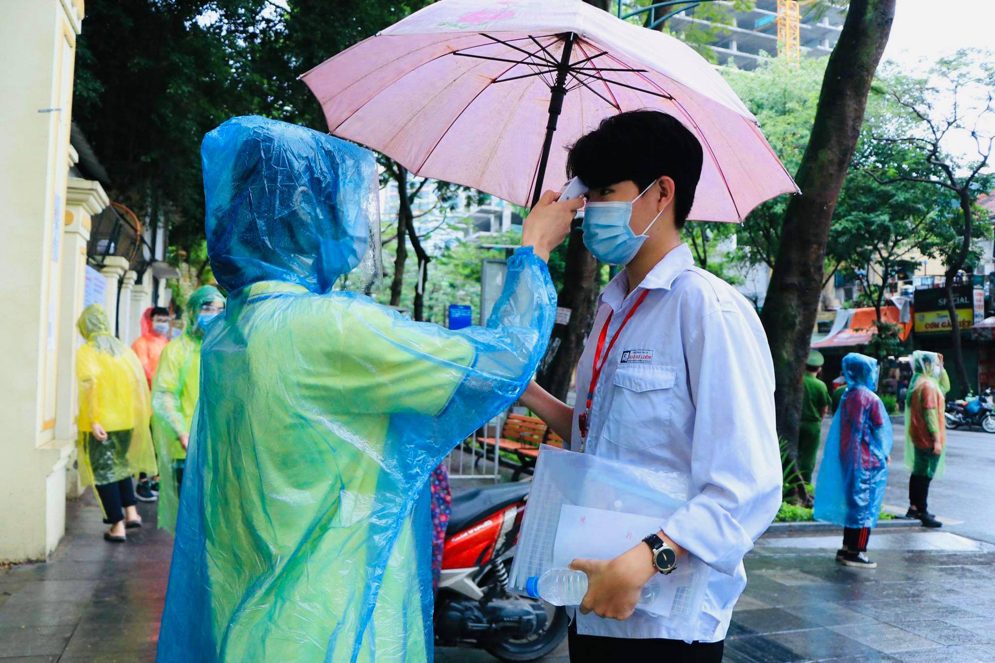 Th&iacute; sinh ướt &aacute;o v&igrave; mưa lớn, gi&aacute;o vi&ecirc;n nhắn bố mẹ mang quần &aacute;o đến điểm thi - Ảnh 1.