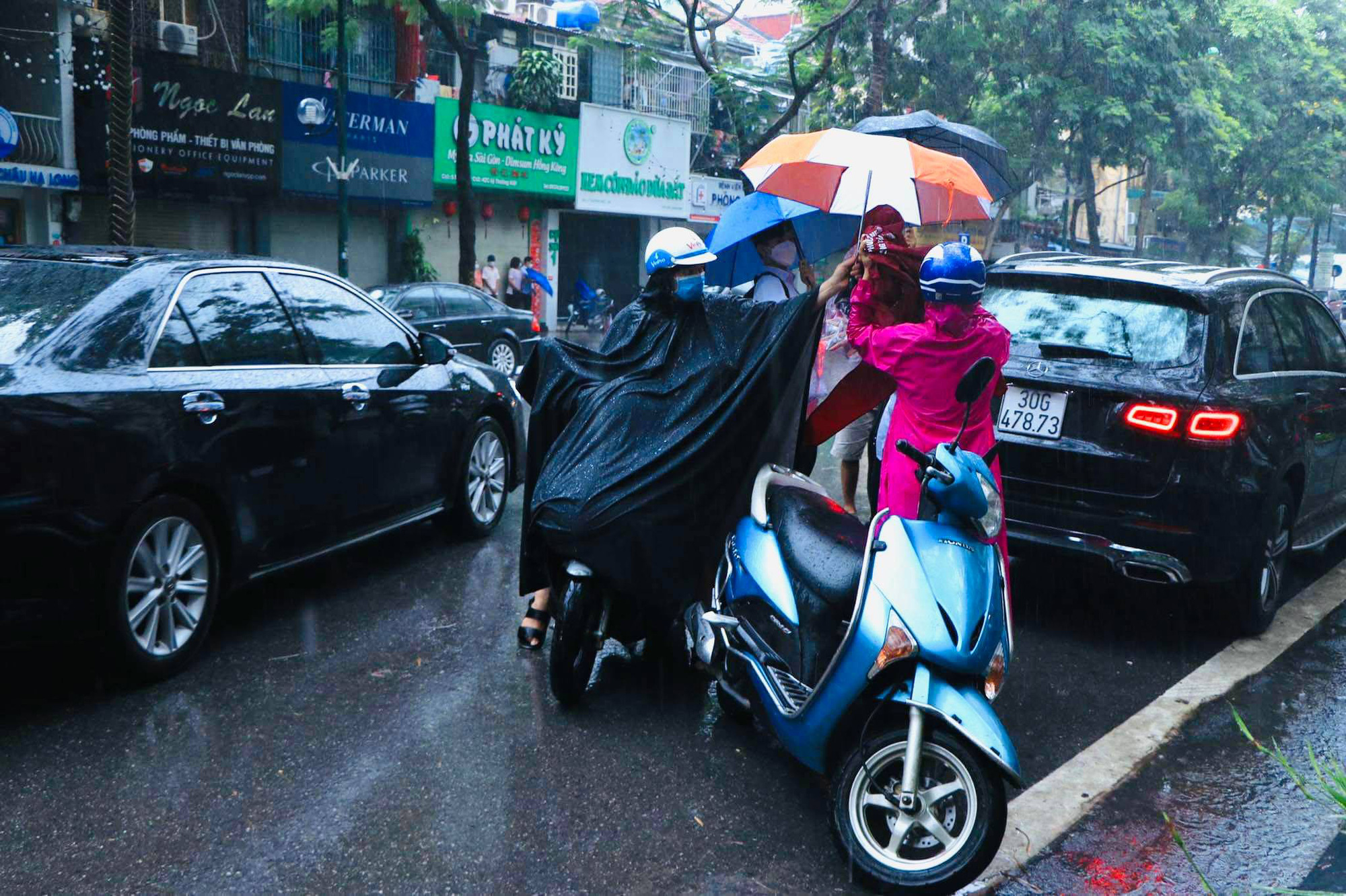 Th&iacute; sinh ướt &aacute;o v&igrave; mưa lớn, gi&aacute;o vi&ecirc;n nhắn bố mẹ mang quần &aacute;o đến điểm thi - Ảnh 2.