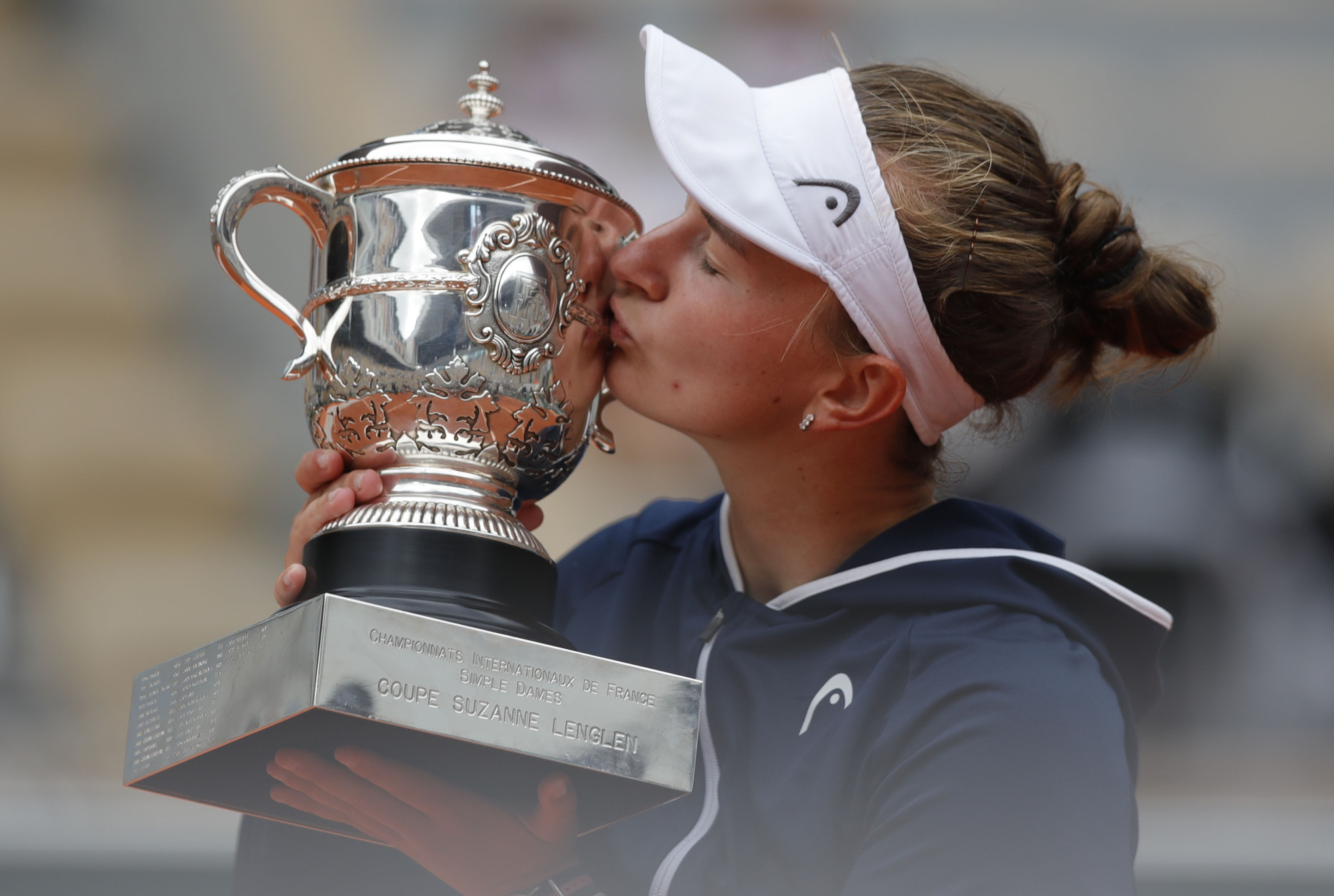 Chân dung "nữ hoàng" Roland Garros 2021