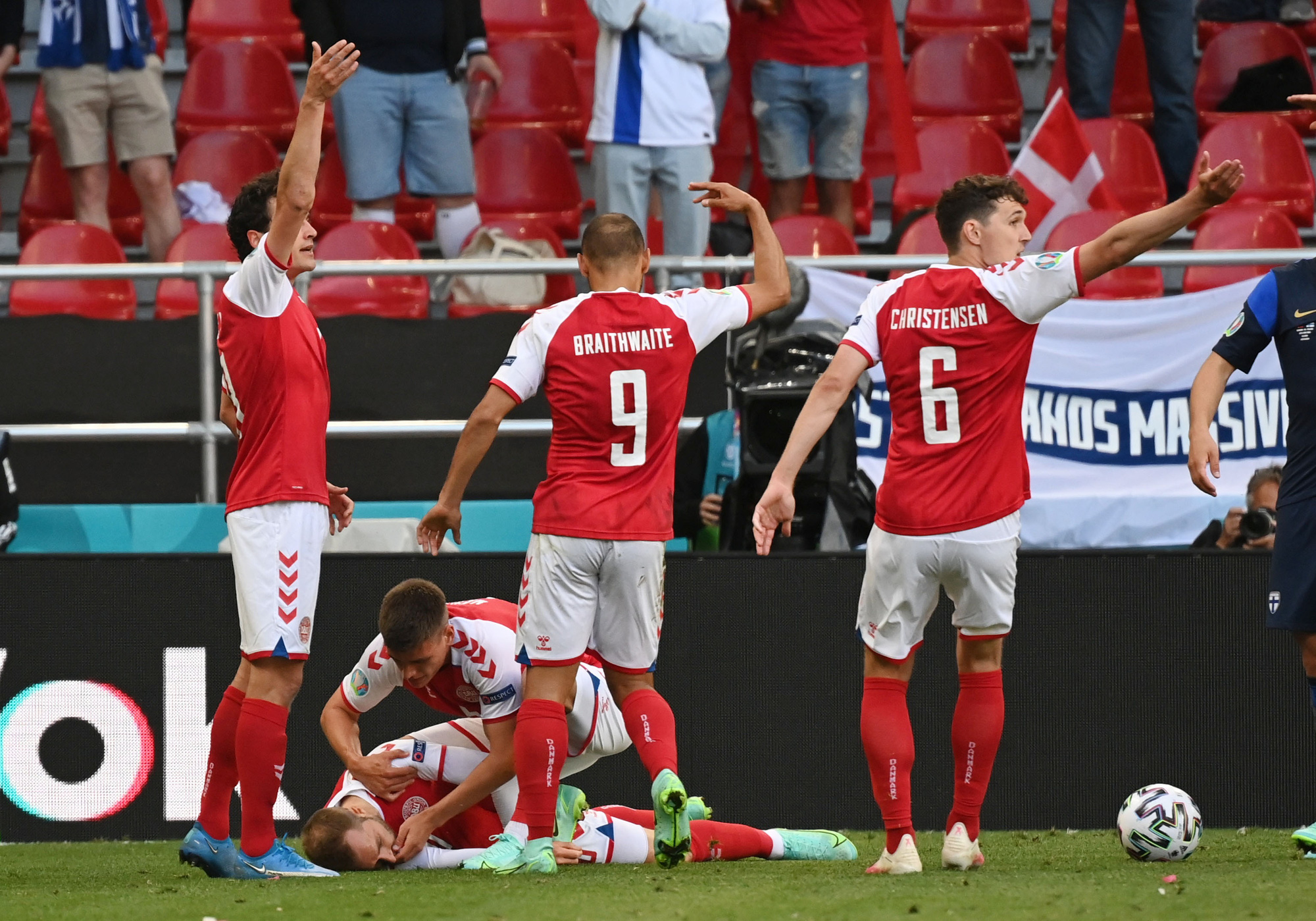 Eriksen đổ gục xuống sân, cầu thủ Đan Mạch, Phần Lan bật khóc