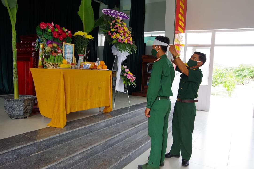 Chống dịch bệnh Covid-19, chiến sĩ Trung đo&agrave;n 210 chịu tang cha ở ngay tại đơn vị - Ảnh 1.