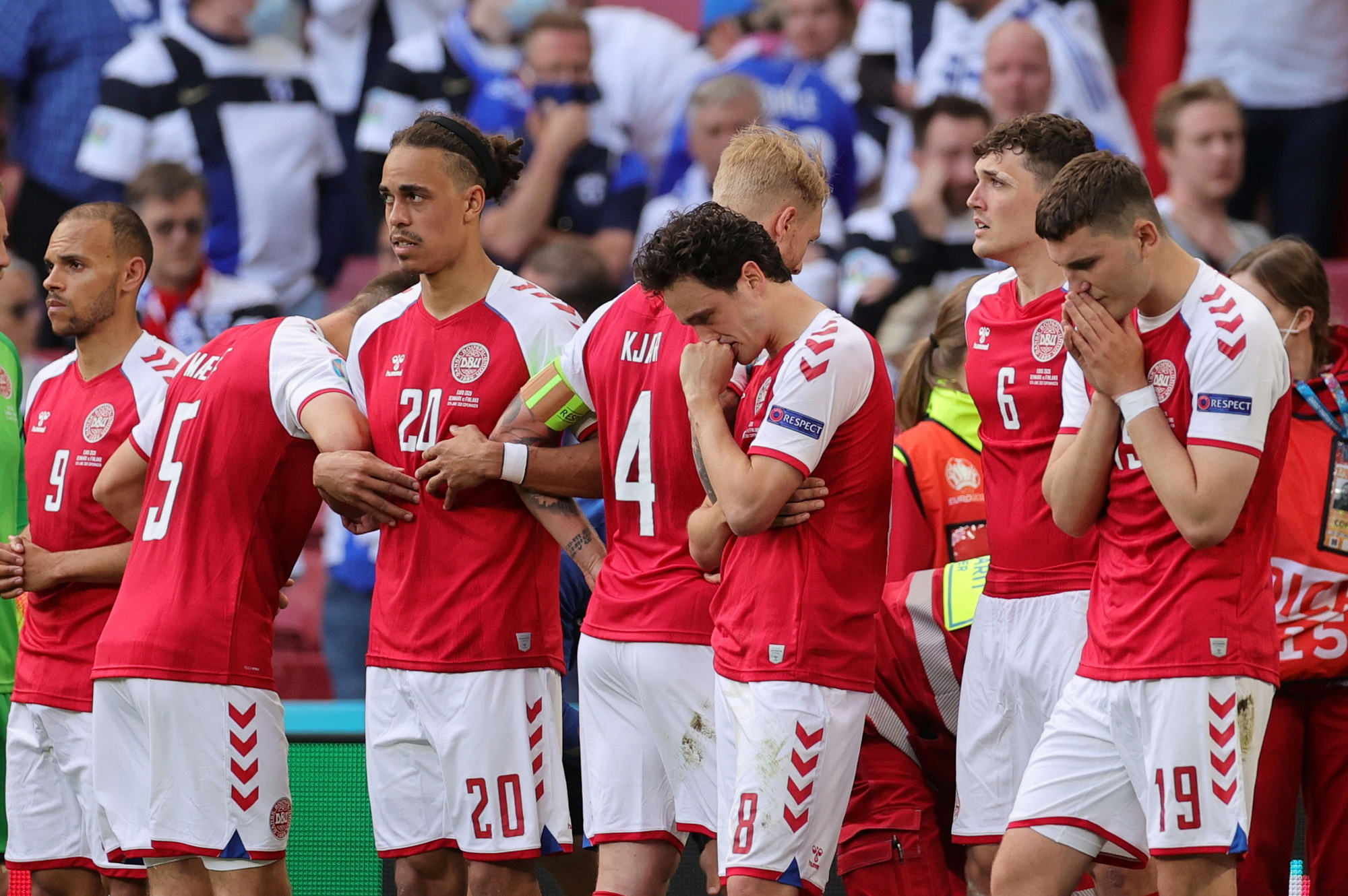 Cú sốc Eriksen và cách ứng xử đầy tình người của bóng đá châu Âu - Ảnh 7.