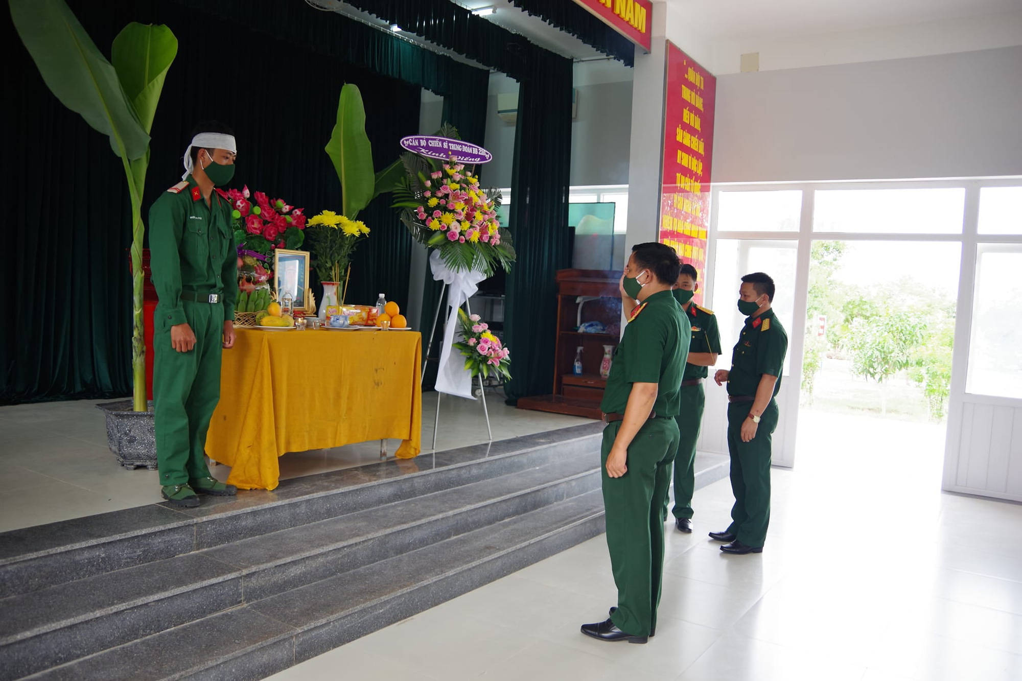 Chống dịch bệnh Covid-19, chiến sĩ Trung đo&agrave;n 210 chịu tang cha ở ngay tại đơn vị - Ảnh 2.