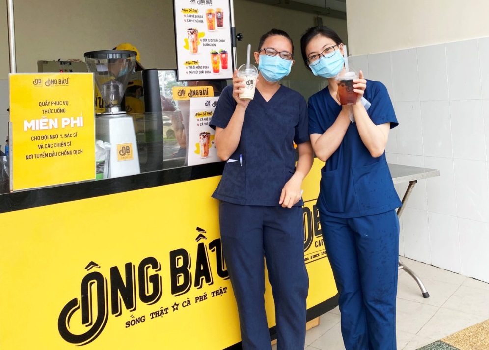 C&agrave; ph&ecirc; &Ocirc;ng Bầu tiếp th&ecirc;m năng lượng cho y b&aacute;c sĩ tuyến đầu chống dịch - Ảnh 1.