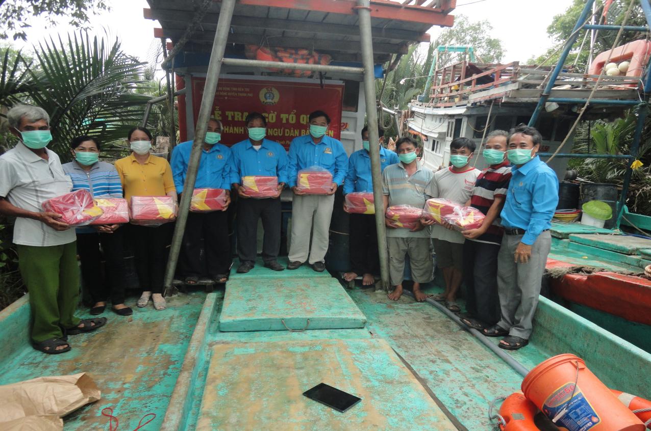 Bến Tre: Trao cờ Tổ quốc cho ngư dân ở 3 huyện vùng biển - Ảnh 2.