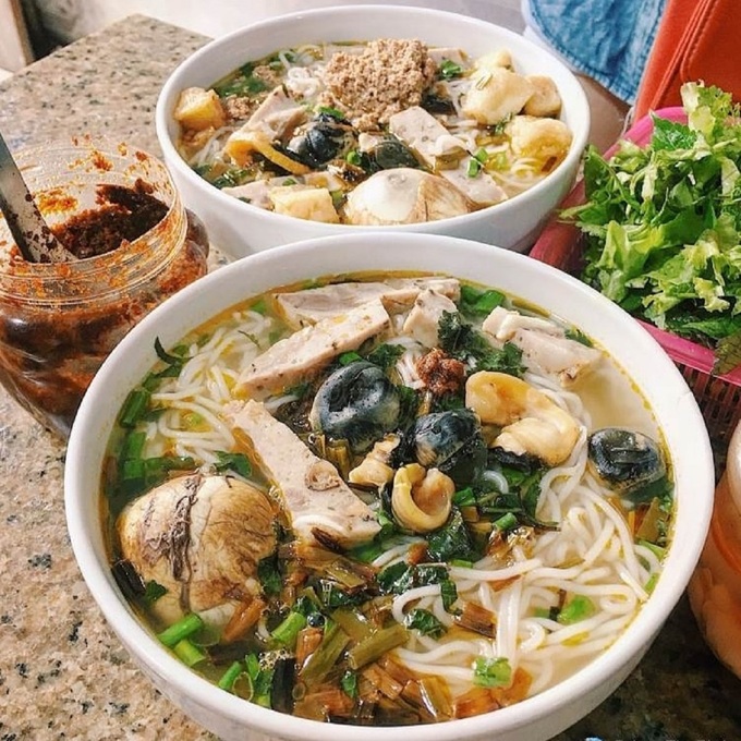 Kh&aacute;c biệt trong c&aacute;ch thưởng thức trứng vịt lộn ở ba miền - Ảnh 2.