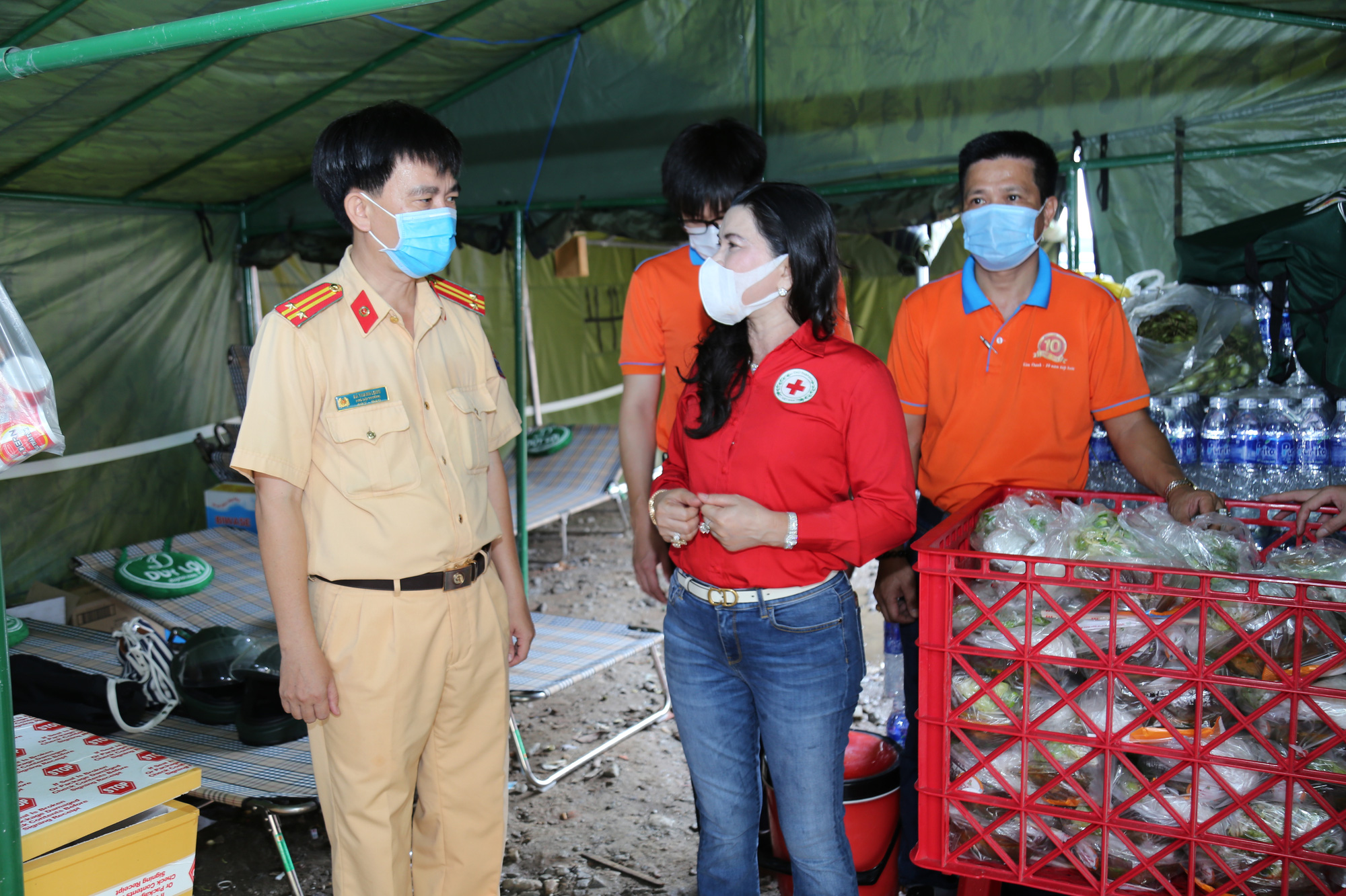 Tập đoàn Địa ốc Kim Oanh tiếp tục tri ân tuyến đầu chống dịch - Ảnh 2.