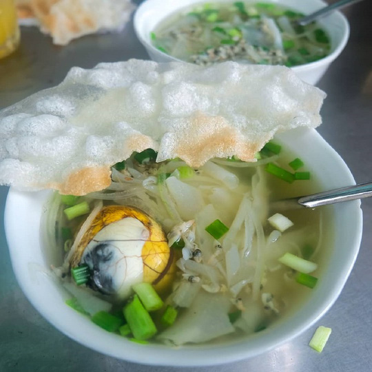 Kh&aacute;c biệt trong c&aacute;ch thưởng thức trứng vịt lộn ở ba miền - Ảnh 4.