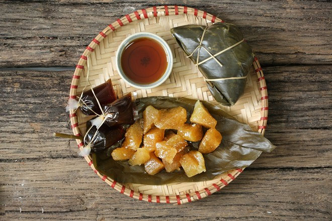 Tết Đoan Ngọ, sao phải đeo bùa, ăn rượu nếp, đi hái lá...